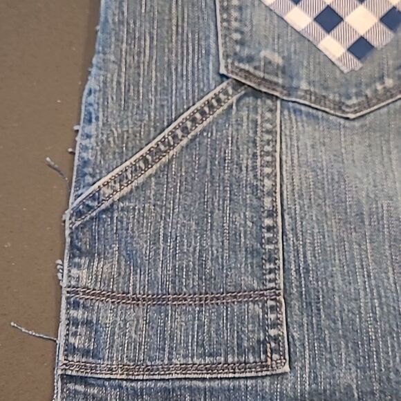 Old Navy jeans upcycle apron. Distressed edges - Picture 9 of 11